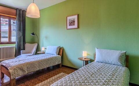 Family Home: Bed, Slaapkamer, Verdieping, Flooring, Laken, Muur, Bedding, Interieur Ontwerp, Hout, Meubilair