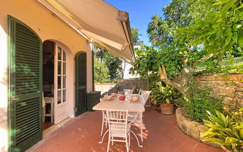 Lucia e Francesco: Huis, Deur, Meubilair, Balkon, Stoel, Kamerplant, Schaduw, Buitenmeubels, Veranda, Hacienda