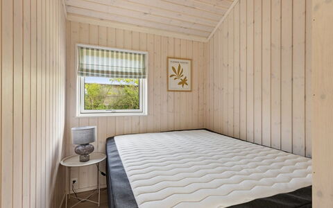 Ingalil - 825M from the Sea: Hout, Slaapkamer, Flooring, Verdieping, Bed, Bedding, Linens, Laken, Plafond, Kamer