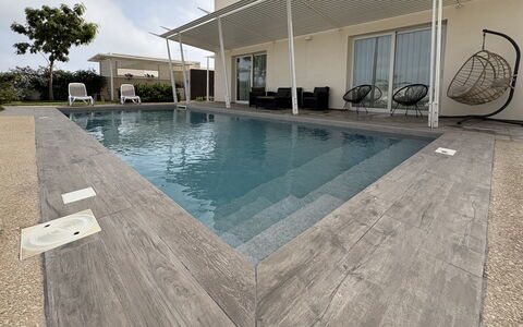A Casa di Chica: Zwembad, Flooring, Verdieping, Samengesteld Materiaal, Beton, Buitenmeubels, Tegel, Toevlucht, Flagstone, Waterpartij