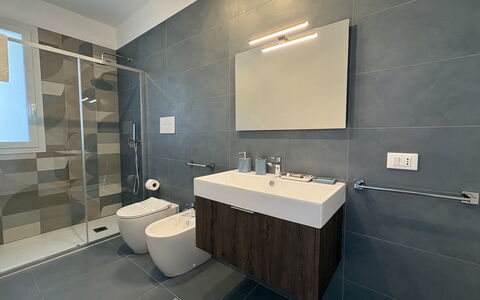 A Casa di Chica: Badkamer, Loodgieterswerkinrichting, Flooring, Interieur Ontwerp, Wastafel In De Badkamer, Verdieping, Wastafel, Toilet, Spiegel, Kraan