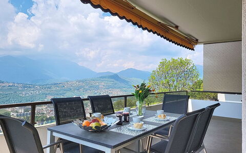 Apt.woka: Meubilair, Stoel, Tafel, Buitenmeubels, Keuken En Eettafel, Buitentafel, Bergketen, Schaduw, Balkon, Restaurant