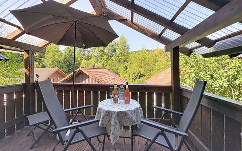 Petra: Hout, Veranda, Meubilair, Dek, Buitenmeubels, Hardwood, Schaduw, Buitentafel, Stoel, Beits