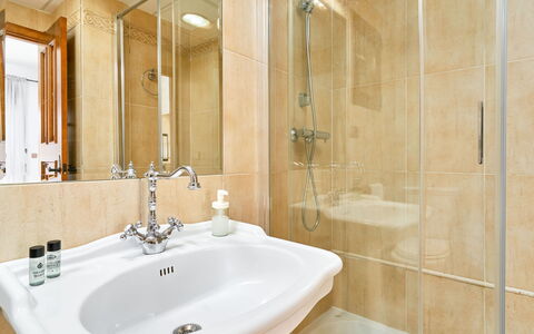 Almuñécar 122: Badkamer, Loodgieterswerkinrichting, Wastafel In De Badkamer, Flooring, Wastafel, Interieur Ontwerp, Verdieping, Kraan, Spiegel, Bad