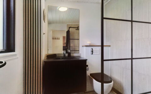 Alika - 700M from the Sea: Muur, Interieur Ontwerp, Flooring, Verdieping, Lichte Inrichting, Loodgieterswerkinrichting, Verlichting, Plafond, Badkamer, Loodgieter