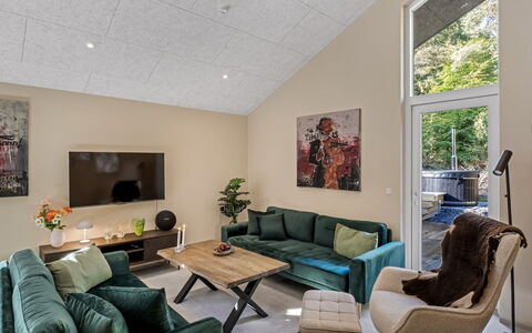 Mavis - 1.6Km from the Sea: Meubilair, Interieur Ontwerp, Bankstel, Flooring, Verdieping, Muur, Woonkamer, Hout, Plafond, Kamer