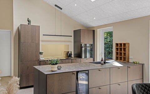 Mavis - 1.6Km from the Sea: Meubilair, Keuken, Hout, Interieur Ontwerp, Countertop, Flooring, Cabinetry, Toestel Van De Keuken, Huishoudapparatuur, Lichte Inrichting
