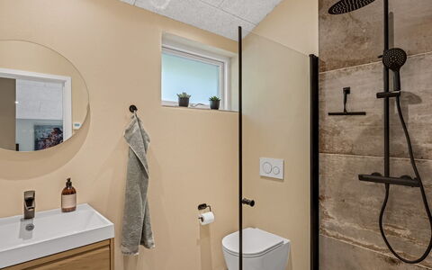 Mavis - 1.6Km from the Sea: Badkamer, Flooring, Loodgieterswerkinrichting, Verdieping, Interieur Ontwerp, Badkamerkast, Toilet, Wastafel, Wastafel In De Badkamer, Spiegel