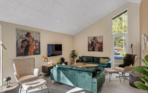 Mavis - 1.6Km from the Sea: Meubilair, Interieur Ontwerp, Bankstel, Flooring, Hout, Plafond, Woonkamer, Verdieping, Verlichting, Kamer