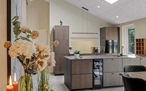 Mavis - 1.6Km from the Sea: Meubilair, Interieur Ontwerp, Countertop, Cabinetry, Keuken, Flooring, Toestel Van De Keuken, Hout, Lichte Inrichting, Plafond