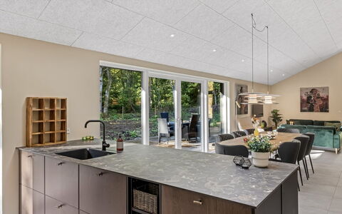 Mavis - 1.6Km from the Sea: Flooring, Hout, Plafond, Verdieping, Interieur Ontwerp, Meubilair, Keuken, Countertop, Lichte Inrichting, Stoel