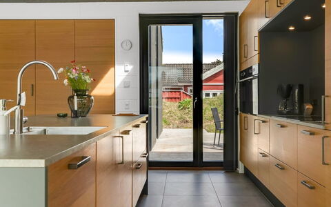 Uschi - 1Km from the Sea: Keuken, Countertop, Cabinetry, Flooring, Meubilair, Toestel Van De Keuken, Hout, Interieur Ontwerp, Verdieping, Wastafel
