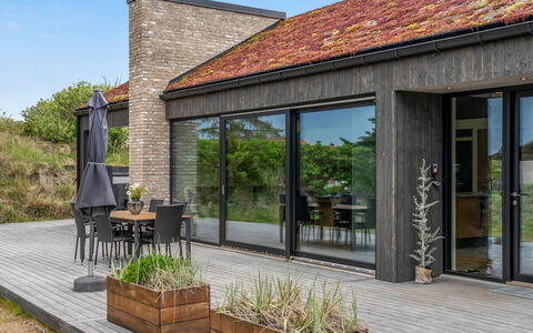 Uschi - 1Km from the Sea: Hout, Architectuur, Huis, Dak, Samengesteld Materiaal, Verblijf, Siding, Tuin, Schaduw, Landscaping