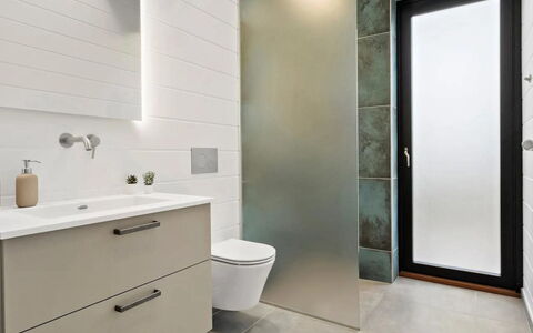 Uschi - 1Km from the Sea: Flooring, Verdieping, Muur, Interieur Ontwerp, Badkamer, Loodgieterswerkinrichting, Badkamerkast, Toilet, Deur, Loodgieter