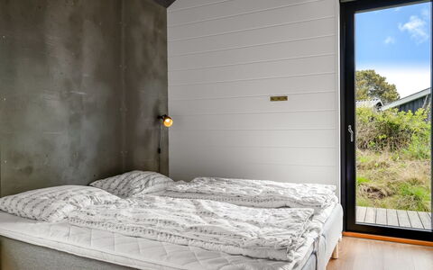 Uschi - 1Km from the Sea: Hout, Slaapkamer, Flooring, Laken, Plafond, Verdieping, Bedding, Bed, Bed Frame