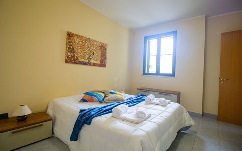Nicoletta'S House in Otranto: Hout, Slaapkamer, Verdieping, Bed, Flooring, Laken, Interieur Ontwerp, Bed Frame, Bedding, Kamer