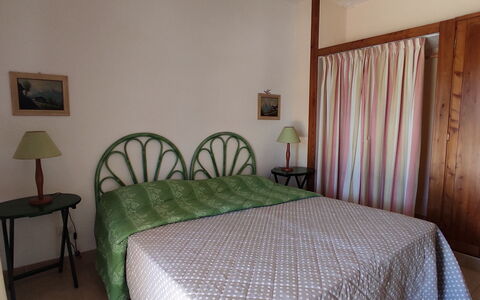 Villa Vignola: Meubilair, Bed, Interieur Ontwerp, Slaapkamer, Verdieping, Flooring, Laken, Bedding, Hout, Linens