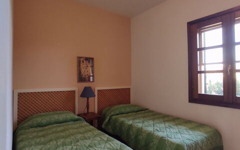 Villa Vignola: Bed, Bedding, Slaapkamer, Laken, Interieur Ontwerp, Verdieping, Meubilair, Hout, Flooring, Kamer