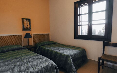 Villa Vignola: Slaapkamer, Bed, Muur, Laken, Bedding, Verdieping, Bed Frame, Meubilair, Flooring, Interieur Ontwerp