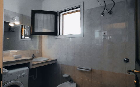Villa Vignola: Loodgieterswerkinrichting, Muur, Flooring, Interieur Ontwerp, Verdieping, Wastafel, Badkamer, Wastafel In De Badkamer, Kraan, Loodgieter