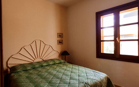 Villa Vignola: Bed, Interieur Ontwerp, Slaapkamer, Muur, Flooring, Verdieping, Laken, Hout, Meubilair, Bedding