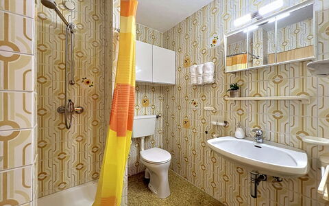 Bergblick: Interieur Ontwerp, Geel, Flooring, Verdieping, Loodgieterswerkinrichting, Kamer, Toilet, Badkamer, Plafond, Wastafel In De Badkamer