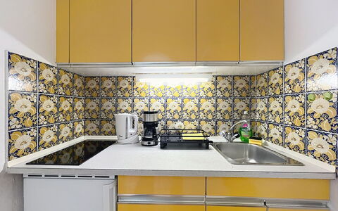 Bergblick: Geel, Keuken, Flooring, Countertop, Interieur Ontwerp, Toestel Van De Keuken, Tegel, Verdieping, Major Appliance, Gootsteen