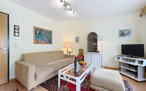 Bergblick: Meubilair, Bankstel, Interieur Ontwerp, Flooring, Verdieping, Woonkamer, Kamer, Hout, Plafond, Fotolijst