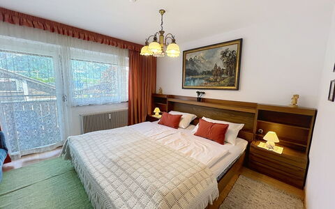 Bergblick: Bed, Interieur Ontwerp, Meubilair, Slaapkamer, Bedding, Laken, Flooring, Hout, Verdieping, Kamer
