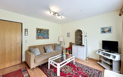 Bergblick: Meubilair, Interieur Ontwerp, Bankstel, Flooring, Verdieping, Kamer, Hout, Woonkamer, Plafond, Fotolijst