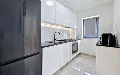 Mina: Meubilair, Struik, Tuin, Buitenmeubels, Schaduw, Buitentafel, Stoel, Patio, Backyard, Werf