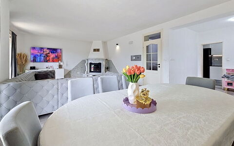 Mina: Meubilair, Struik, Tuin, Buitenmeubels, Schaduw, Buitentafel, Stoel, Patio, Backyard, Werf