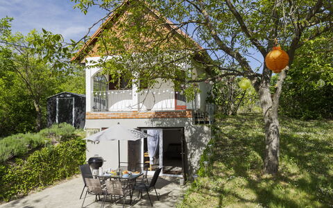 Öreghegy Kis Ház: Meubilair, Struik, Tuin, Buitenmeubels, Schaduw, Buitentafel, Stoel, Patio, Backyard, Werf
