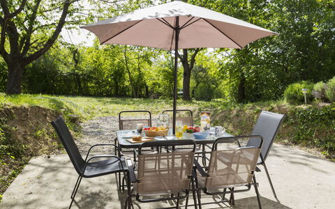 Öreghegy Kis Ház: Meubilair, Struik, Tuin, Buitenmeubels, Schaduw, Buitentafel, Stoel, Patio, Backyard, Werf