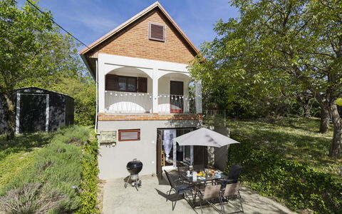 Öreghegy Kis Ház: Meubilair, Struik, Tuin, Buitenmeubels, Schaduw, Buitentafel, Stoel, Patio, Backyard, Werf