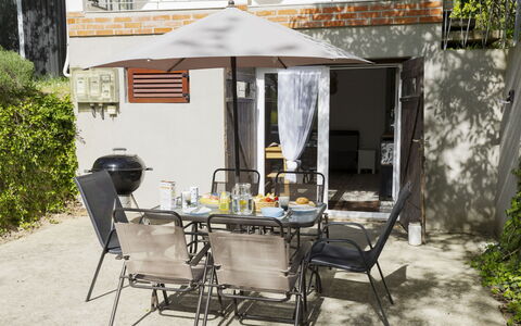Öreghegy Kis Ház: Meubilair, Struik, Tuin, Buitenmeubels, Schaduw, Buitentafel, Stoel, Patio, Backyard, Werf