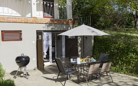 Öreghegy Kis Ház: Meubilair, Struik, Tuin, Buitenmeubels, Schaduw, Buitentafel, Stoel, Patio, Backyard, Werf