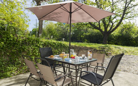 Öreghegy Kis Ház: Meubilair, Struik, Tuin, Buitenmeubels, Schaduw, Buitentafel, Stoel, Patio, Backyard, Werf