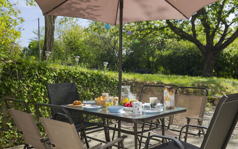Öreghegy Kis Ház: Meubilair, Struik, Tuin, Buitenmeubels, Schaduw, Buitentafel, Stoel, Patio, Backyard, Werf