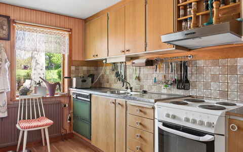 Extorp: Keuken, Toestel Van De Keuken, Countertop, Major Appliance, Cabinetry, Meubilair, Flooring, Interieur Ontwerp, Hout, Fornuis