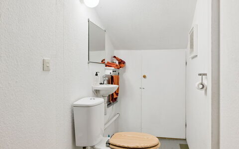 Extorp: Muur, Wc Bril, Loodgieterswerkinrichting, Toilet, Flooring, Interieur Ontwerp, Verdieping, Loodgieter, Wastafel, Badkamer