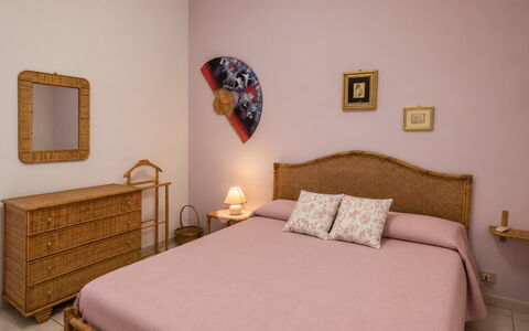 Villa Lina: Meubilair, Bed, Slaapkamer, Bedding, Interieur Ontwerp, Laken, Hout, Verdieping, Linens, Flooring