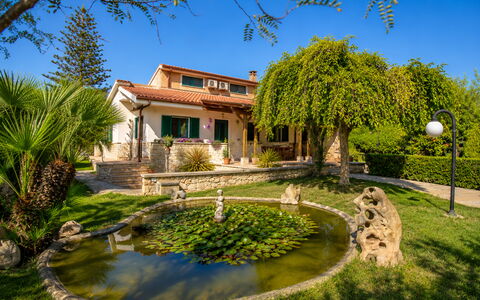 Villa Lina: Huis, Huis, Architectuur, Struik, Woongebied, Tuin, Landgoed, Hacienda, Landscaping, Verblijf