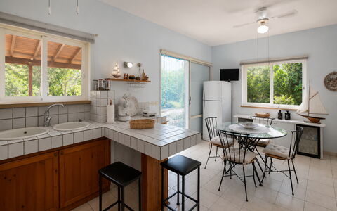 Villa Lina: Meubilair, Interieur Ontwerp, Flooring, Plafond, Keuken, Hout, Countertop, Verdieping, Lichte Inrichting, Verlichting