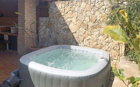 Villa Lina: Bad, Loodgieterswerkinrichting, Jacuzzi, Zwembad, Kamerplant, Bloempot, Backyard, Waterpartij