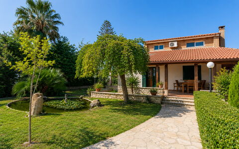 Villa Lina: Struik, Huis, Woongebied, Tuin, Huis, Schaduw, Landscaping, Landgoed, Backyard