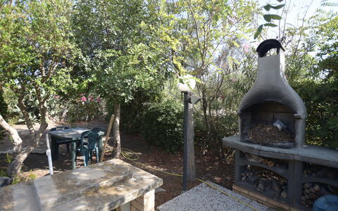 Villa Lina: Tuin, Woody Plant, Schaduw, Backyard, Landscaping, Werf, Buitenmeubels, Bloempot, Buitentafel, Outdoor Structuur