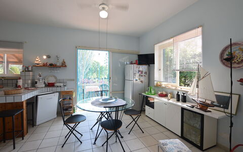 Villa Lina: Meubilair, Interieur Ontwerp, Stoel, Tafel, Plafond, Keuken En Eettafel, Verlichting, Lichte Inrichting, Flooring, Keuken