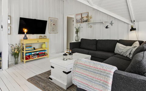 Ilwith - 28Km from the Sea: Hout, Bankstel, Interieur Ontwerp, Woonkamer, Flooring, Meubilair, Plafond, Verdieping, Huis, Kamer