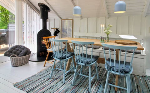 Ilwith - 28Km from the Sea: Meubilair, Interieur Ontwerp, Stoel, Flooring, Hout, Plafond, Verdieping, Tafel, Keuken En Eettafel, Lichte Inrichting
